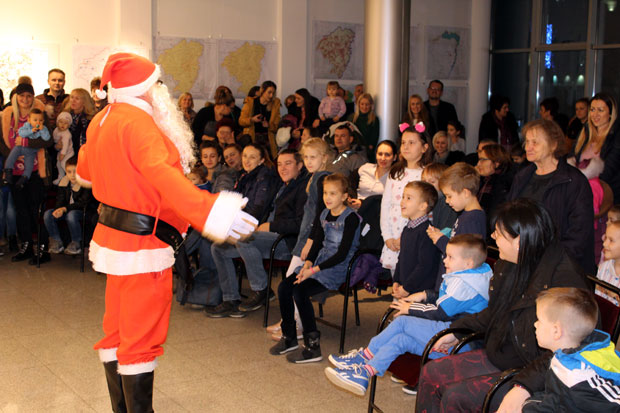 ДЕЦИ БОРАЦА 150 ПАКЕТИЋА: Свечаност за децу заробљених и погинулих, те несталих у Бијељини
